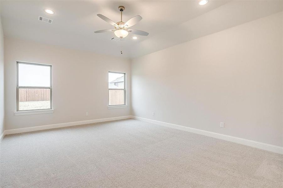 Unfurnished room featuring light carpet and ceiling fan