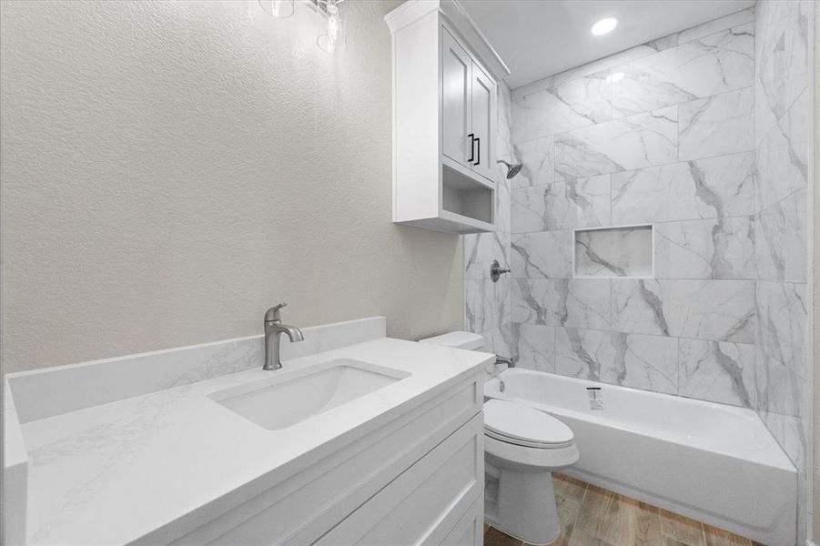 Furnished interior view inside a new home in , Corsicana (Image 14).