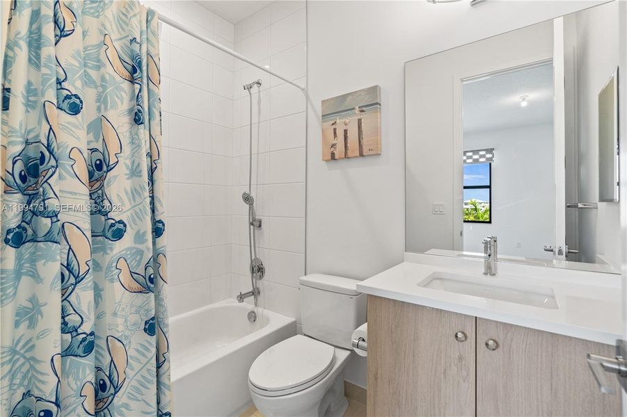 4th bedroom's ensuite bath