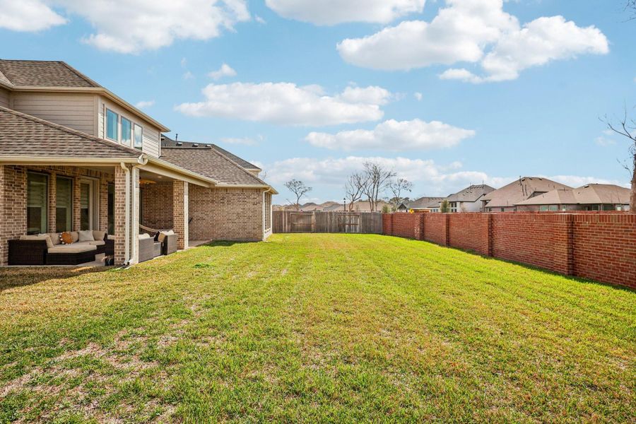 Exterior details and patio area of a home in Sienna, Missouri City (Image 23).