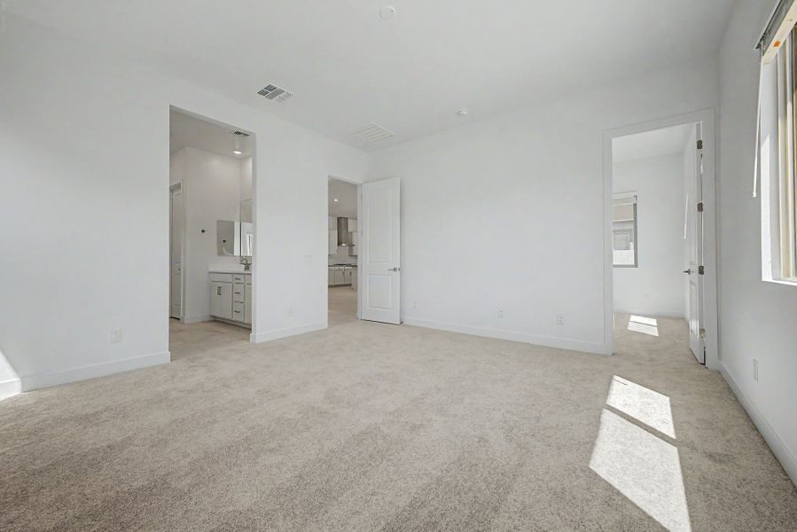 Spacious, unfurnished interior of a new home in Frontera, Surprise (Image 9).