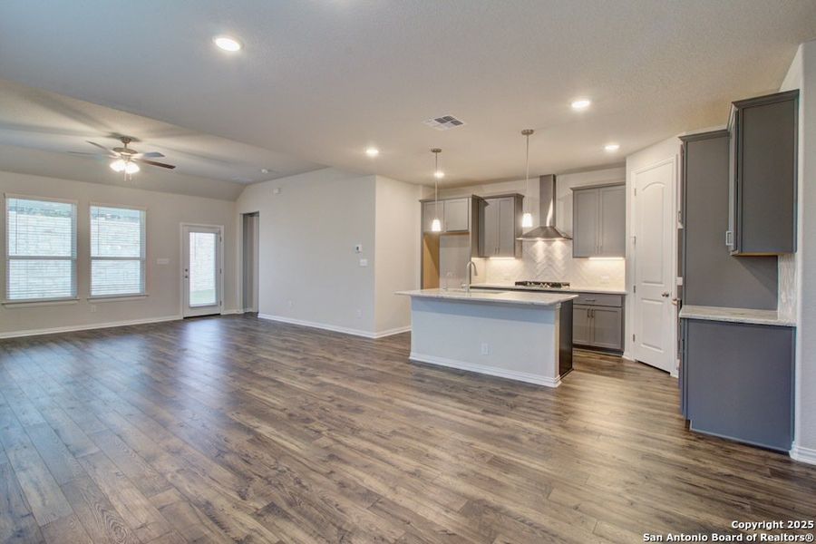 Spacious, unfurnished interior of a new home in Meyer Ranch - Enclave, New Braunfels (Image 27).