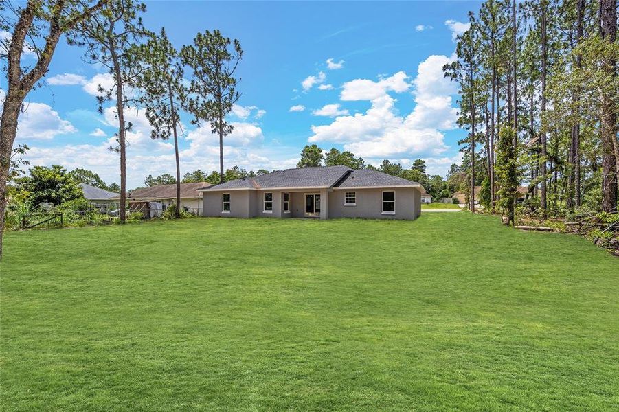 Exterior details and patio area of a home in , Dunnellon (Image 8).