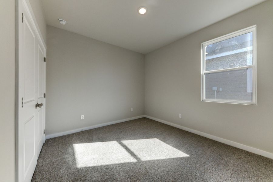 Spacious, unfurnished interior of a new home in The Woodlands, Mico (Image 19).