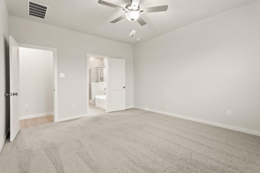 Spacious, unfurnished interior of a new home in Trails at Woodhaven, La Marque (Image 16).