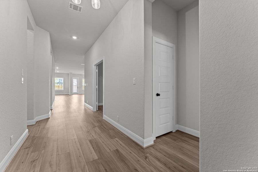 Spacious, unfurnished interior of a new home in Davis Ranch 60', San Antonio (Image 15). Spacious, unfurnished interior of a new home in Davis Ranch 60', San Antonio (Image 15).