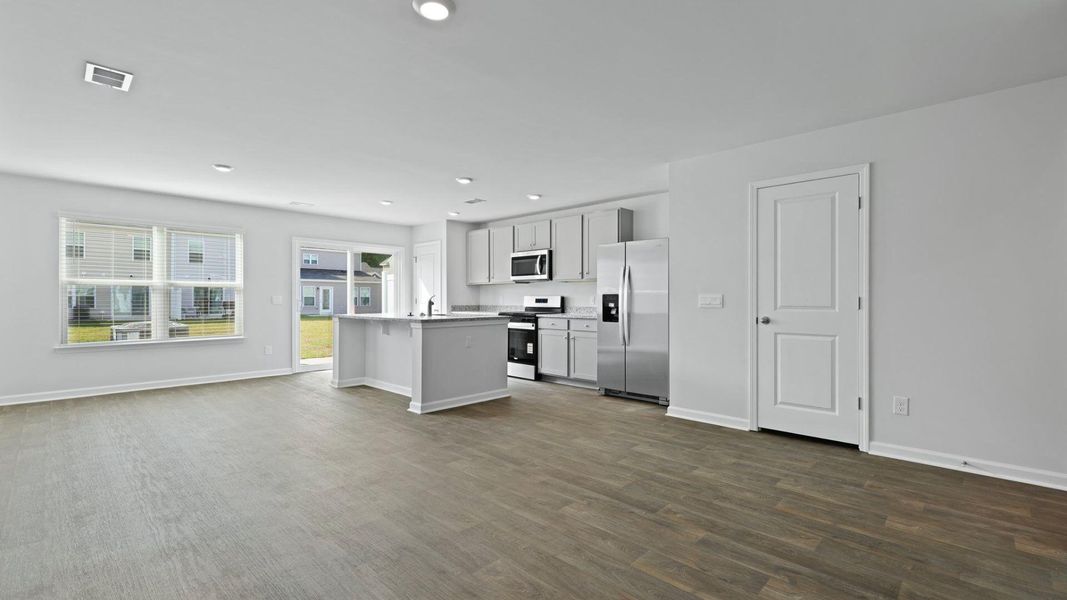 Spacious, unfurnished interior of a new home in , Summerville (Image 11).