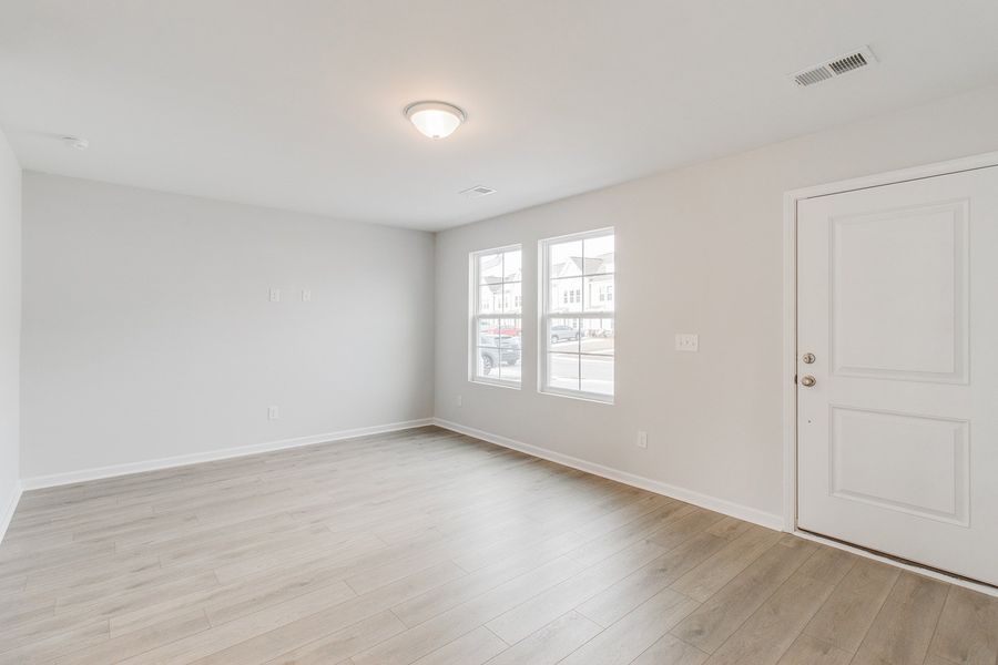 Spacious, unfurnished interior of a new home in Astoria, Columbia (Image 15).