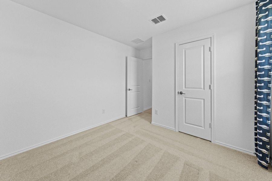 Spacious, unfurnished interior of a new home in Schriber Ranch, Mustang Ridge (Image 33).