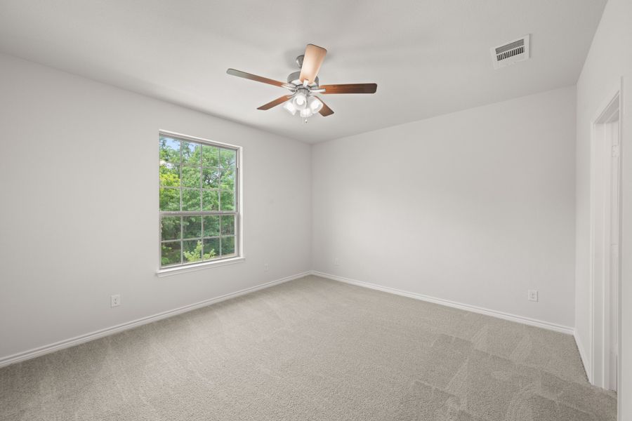 Spacious, unfurnished interior of a new home in Eagle Cove, Denton (Image 21).