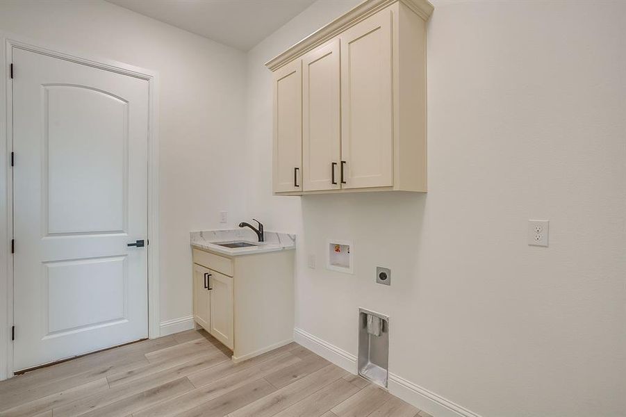 Furnished interior view inside a new home in , Grandview (Image 10).