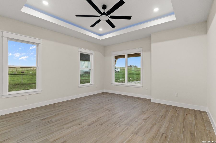 Spacious, unfurnished interior of a new home in , La Vernia (Image 23).