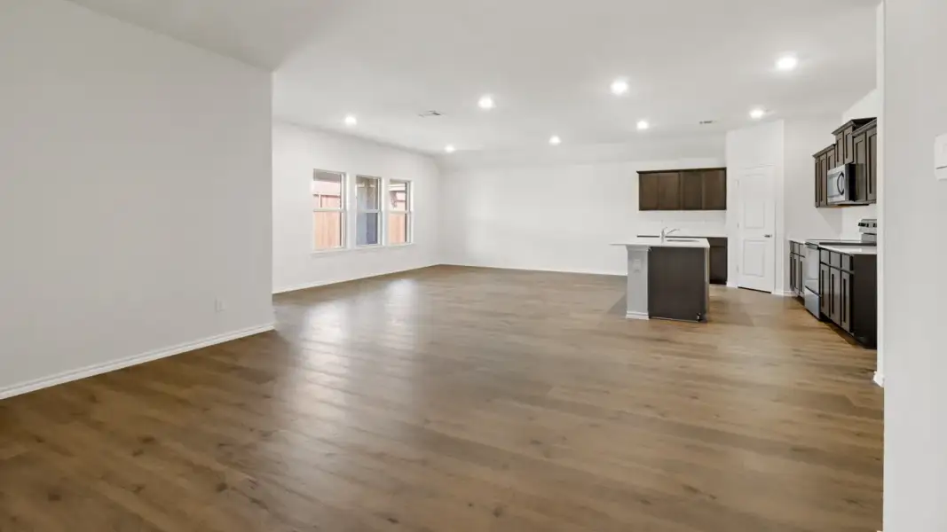 Spacious, unfurnished interior of a new home in Saddlebrook, Waxahachie (Image 10).