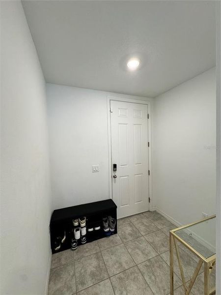 Furnished interior view inside a new home in , Orlando (Image 10).