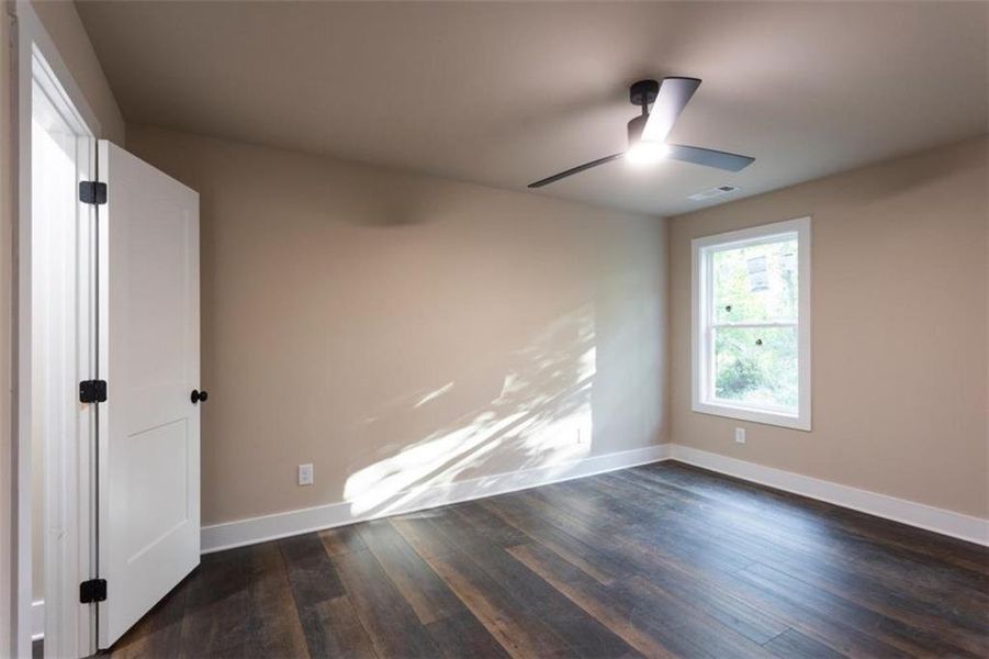 Spacious, unfurnished interior of a new home in , Oxford (Image 34).
