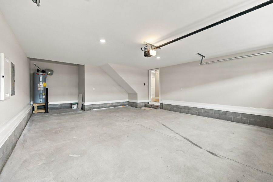 Spacious, unfurnished interior of a new home in Davenport Farms, Winterville (Image 27).