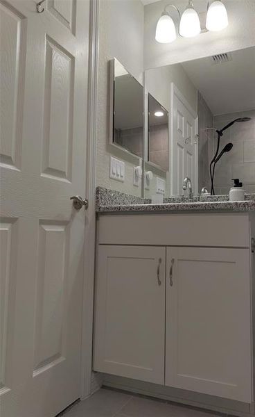 Furnished interior view inside a new home in , Dunnellon (Image 11).