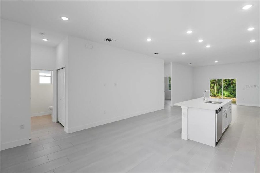 Spacious, unfurnished interior of a new home in , Dunnellon (Image 20).