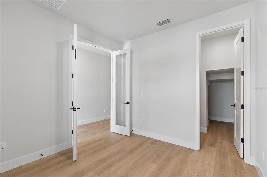 Spacious, unfurnished interior of a new home in , Tampa (Image 42).