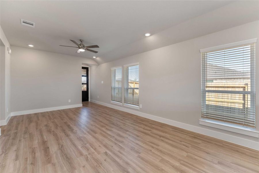 Spacious, unfurnished interior of a new home in Laurel Landing, Alvin (Image 21).