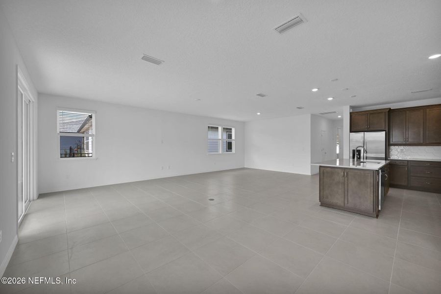 Spacious, unfurnished interior of a new home in Hyland Trail, Green Cove Springs (Image 13).