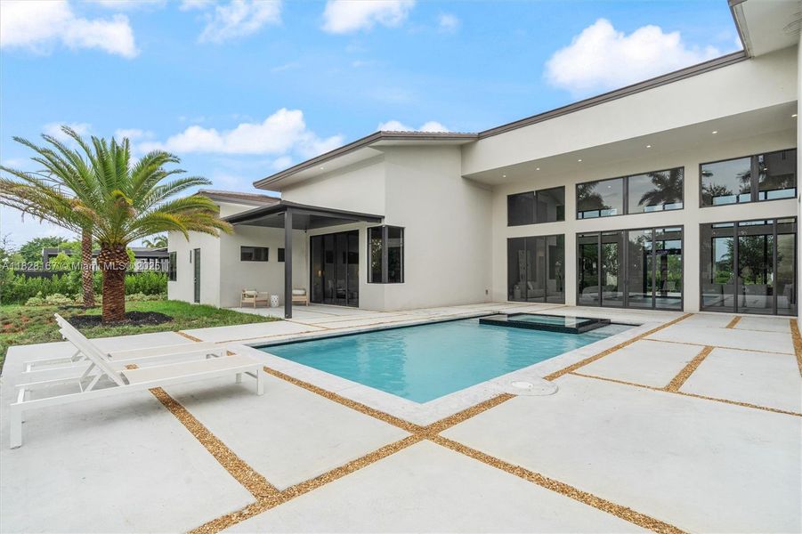 Exterior details and patio area of a home in , Davie (Image 3).