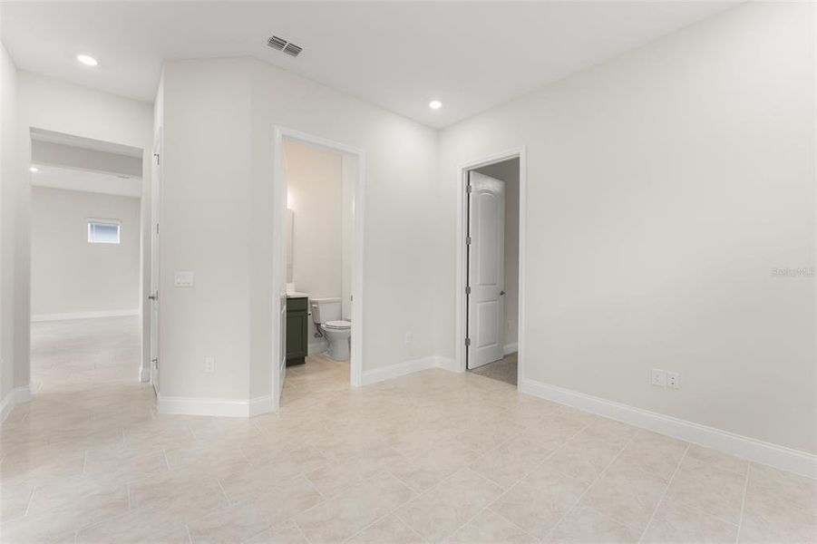 Spacious, unfurnished interior of a new home in , Orlando (Image 23).