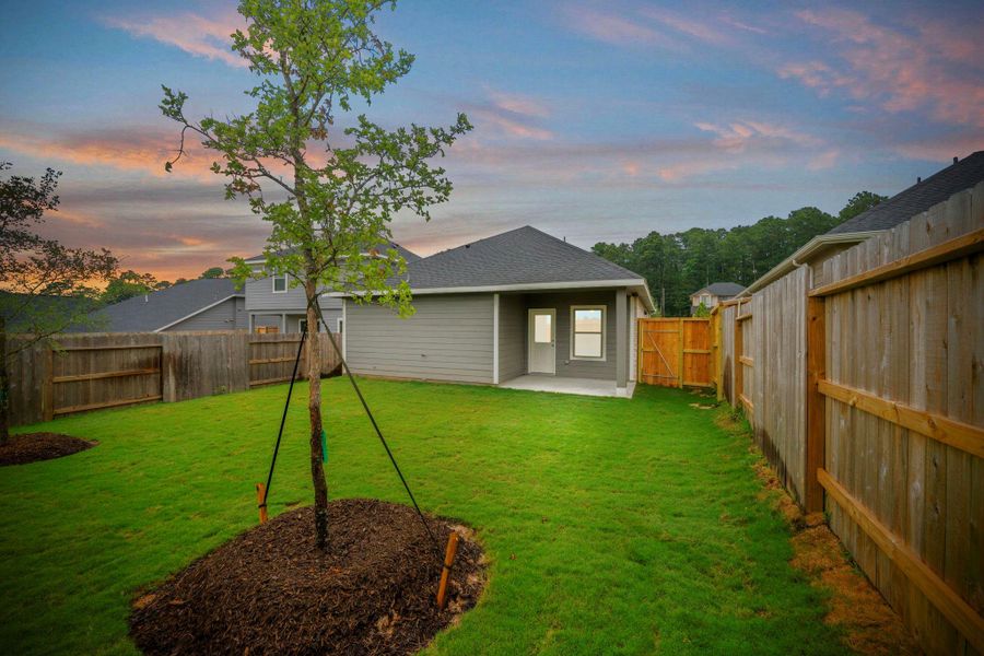 Exterior details and patio area of a home in Westridge Cove, Conroe (Image 21).