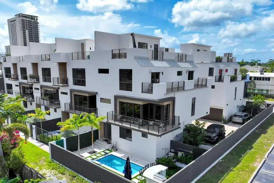 Condo located in Fort Lauderdale, FL showcasing its design and architecture (Image 3).