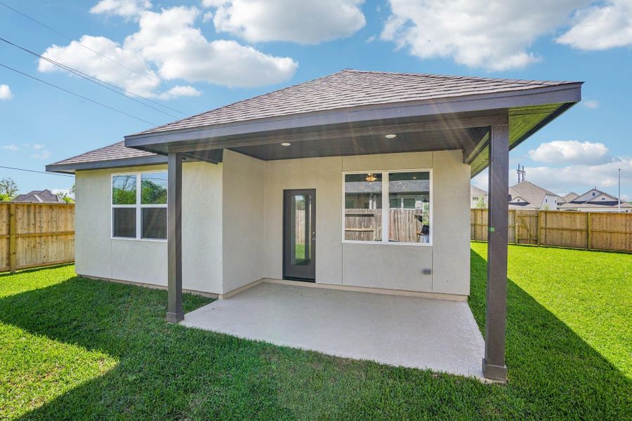 Exterior details and patio area of a home in Sienna 40', Missouri City (Image 24).