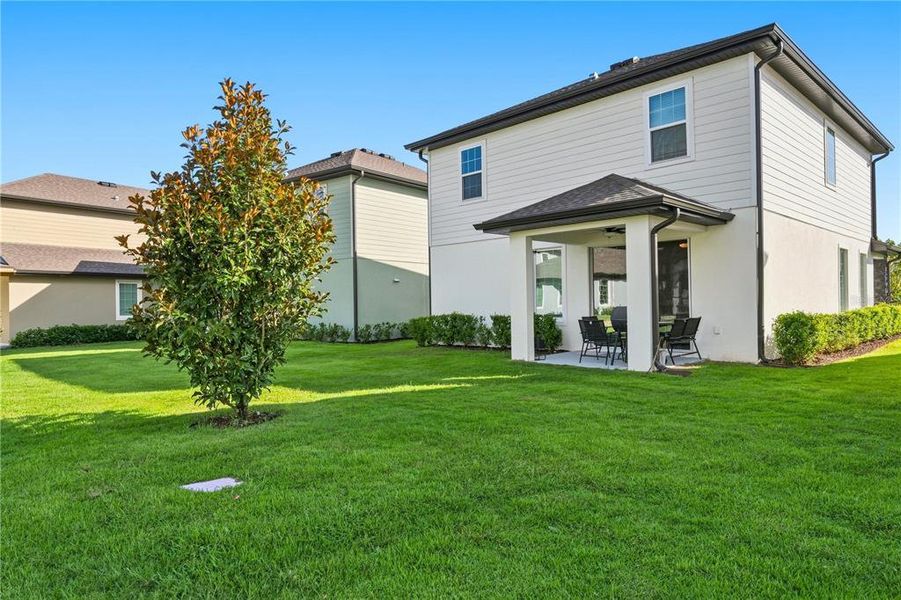 Exterior details and patio area of a home in Reunion Village, Kissimmee (Image 3).