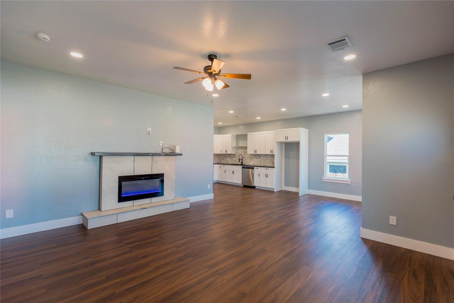 Spacious, unfurnished interior of a new home in , Houston (Image 14).