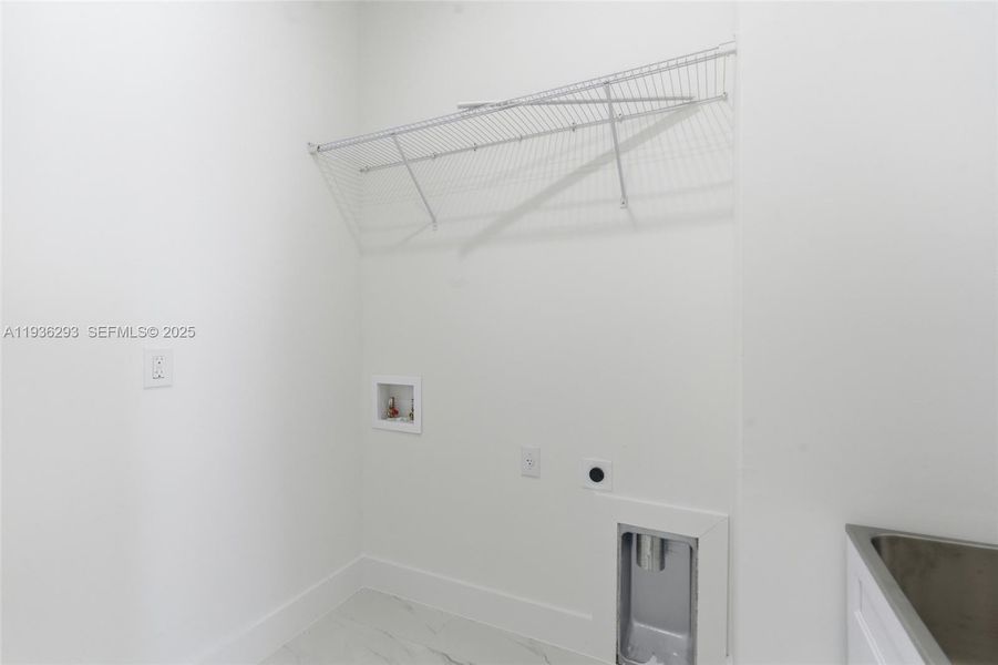 Spacious, unfurnished interior of a new home in , Cape Coral (Image 49).