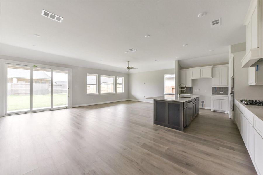 Spacious, unfurnished interior of a new home in Evergreen 55', Conroe (Image 31).