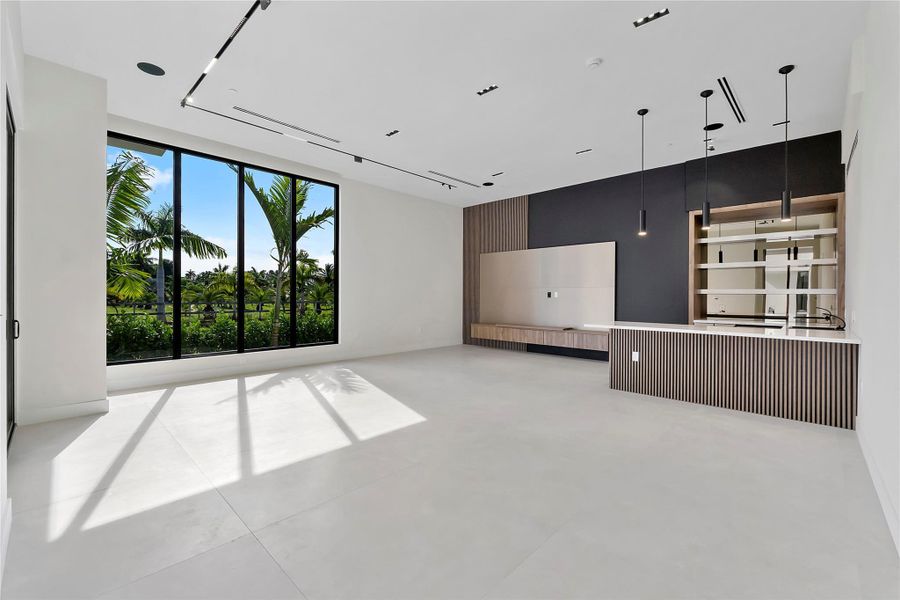 Spacious, unfurnished interior of a new home in , Plantation (Image 49).