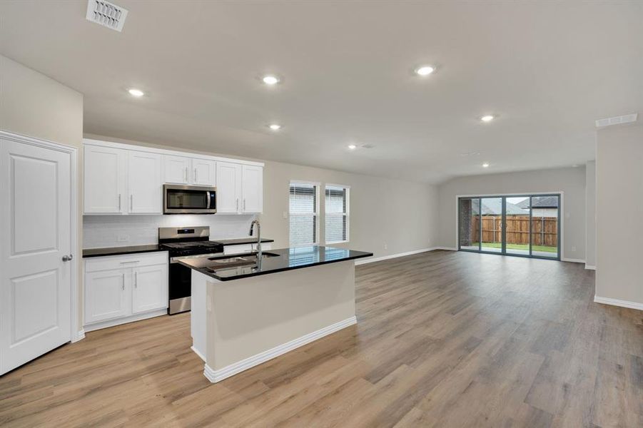 Furnished interior view inside a new home in Stonehaven, Seagoville (Image 10). Furnished interior view inside a new home in Stonehaven, Seagoville (Image 10).