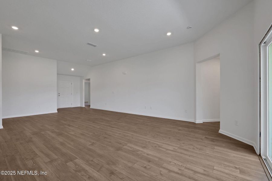 Spacious, unfurnished interior of a new home in Bellbrooke, Jacksonville (Image 10).