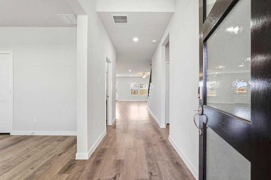Spacious, unfurnished interior of a new home in Sanford Farms, Waller (Image 17).