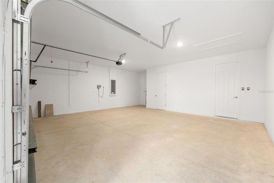 Spacious, unfurnished interior of a new home in , Ocala (Image 33).