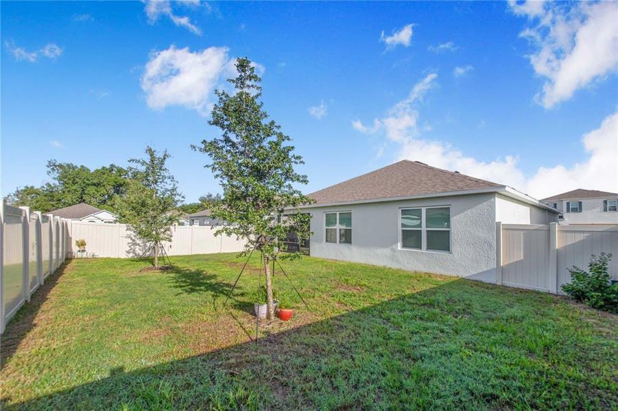 Exterior details and patio area of a home in Bradbury Creek, Haines City (Image 29).