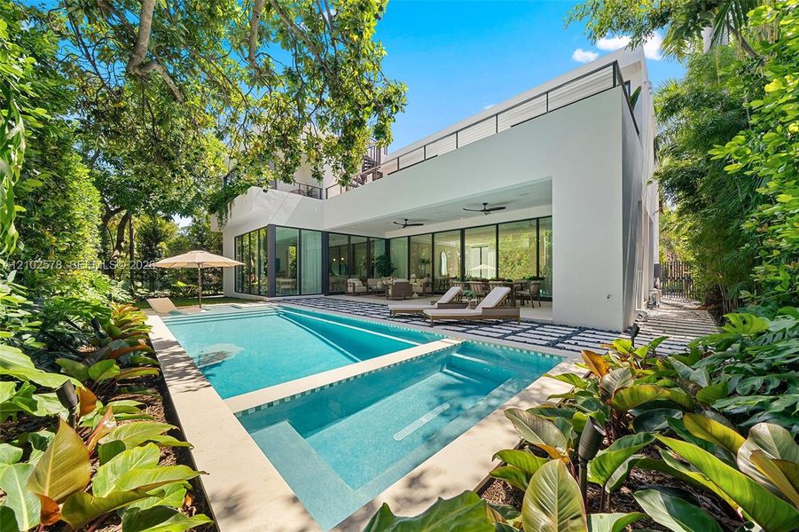 Exterior details and patio area of a home in , Miami (Image 25).