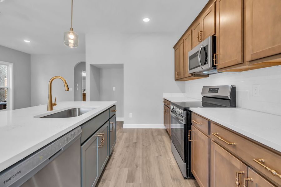 Photo of another unit. Features and selections may vary.