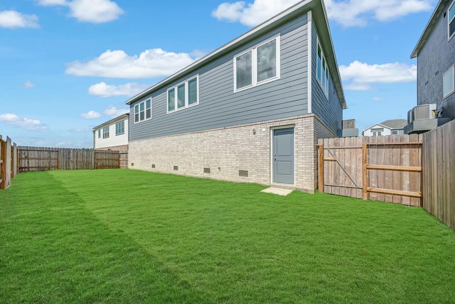 Spacious fenced backyard! Spacious fenced backyard!
