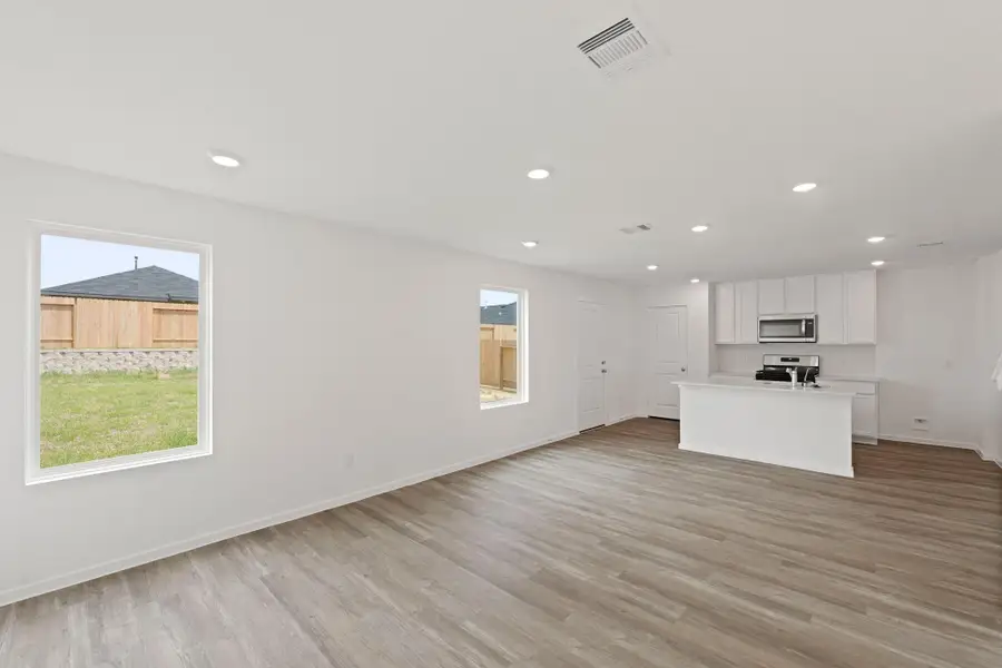 Spacious, unfurnished interior of a new home in Silverthorne, Conroe (Image 12).
