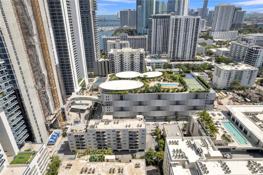 Condo located in Miami, FL showcasing its design and architecture (Image 33).