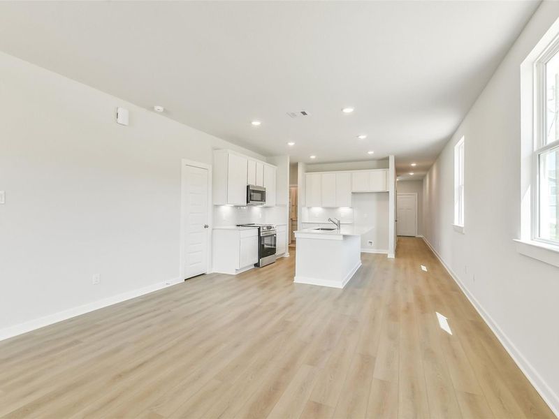 Spacious, unfurnished interior of a new home in Spring Branch Crossing, Conroe (Image 23).