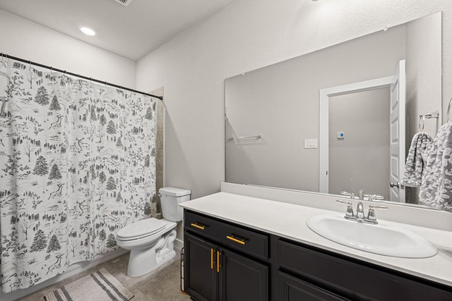 Furnished interior view inside a new home in Sierra Vista, Iowa Colony (Image 7).