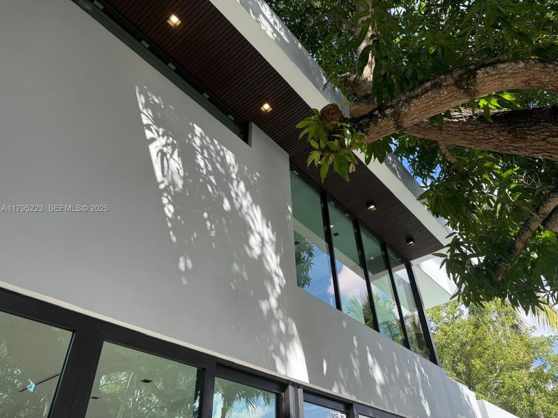 Condo located in Miami, FL showcasing its design and architecture (Image 3).