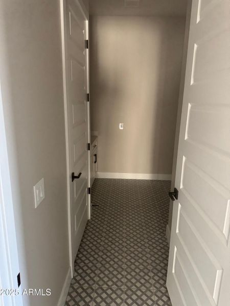 28304 Laundry room with linen closet