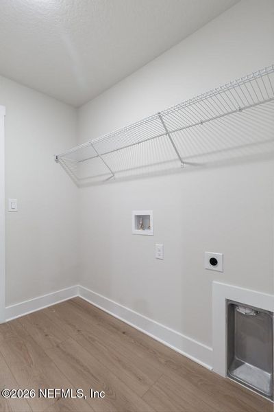 Spacious, unfurnished interior of a new home in , Middleburg (Image 24).